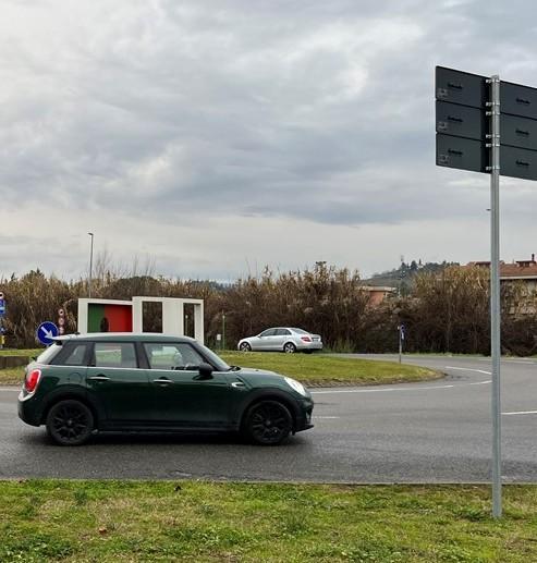 La rotatoria dove sono avvenuti incidente e lite