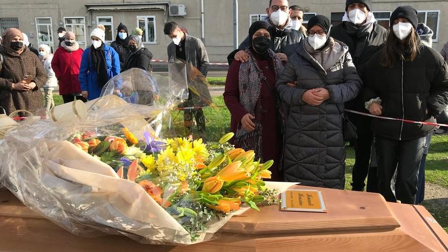 I funerali di Houssine, ragazzo dal cuore d’oro che ha unito tre comunità
