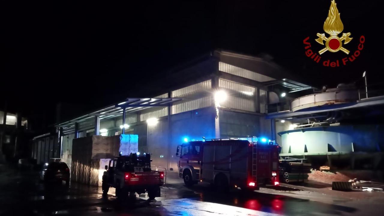 Operaio resta incastrato con la gamba in un macchinario: soccorso dai vigili del fuoco