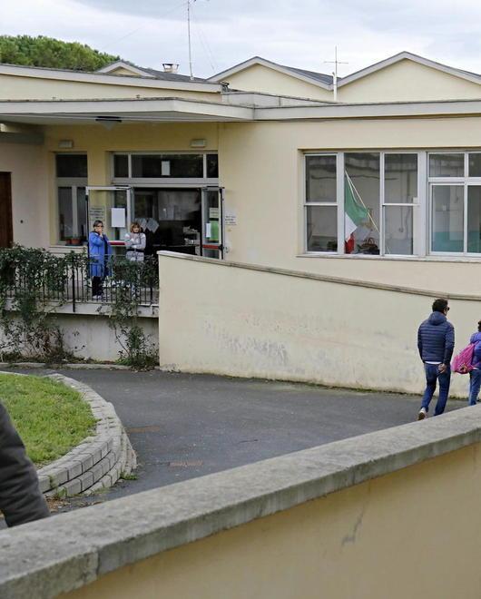 Livorno, fa propaganda contro i vaccini sul portale web della scuola: ora la prof no-vax rischia il licenziamento 