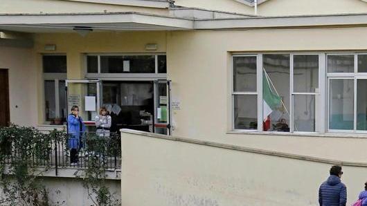 Livorno, fa propaganda contro i vaccini sul portale web della scuola: ora la prof no-vax rischia il licenziamento