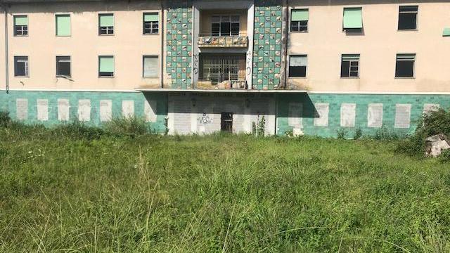 Ceramiche e degrado, la storia dell'ex Laveno a Pietrasanta: ecco i segreti della struttura