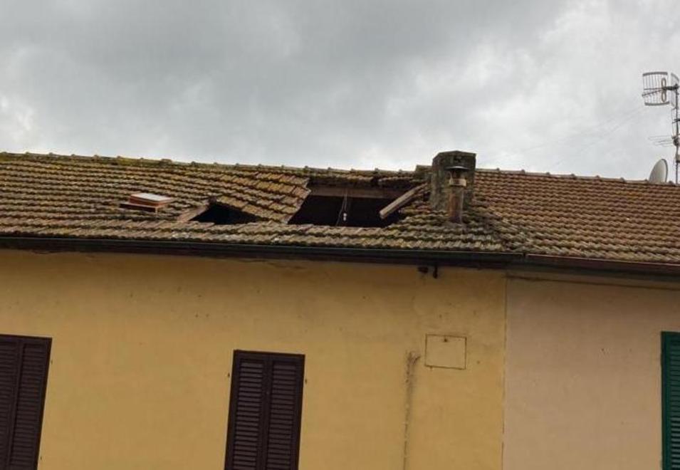 Il tetto dell'abitazione che è venuto giù nel centro di Gavorrano