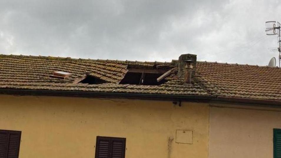 Il tetto dell'abitazione che è venuto giù nel centro di Gavorrano