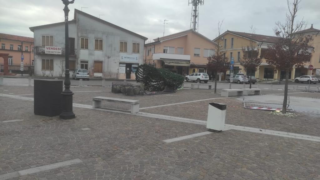 Vento forte e pioggia, la "strage" degli alberi di Natale: e le raffiche spostano i semafori