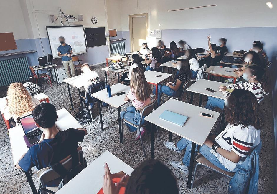 A Lucca e provincia diecimila studenti in classe senza vaccino. Mancano prof, bidelli e mascherine Ffp2 