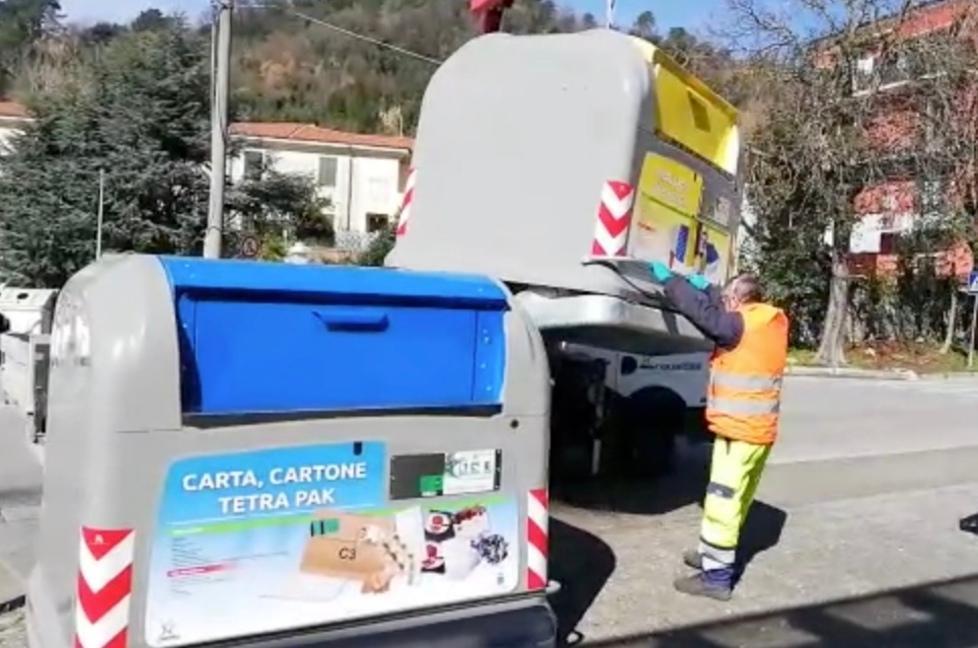 Furbetti dei rifiuti, a Carrara arrivano le telecamere. «Entro l’estate in centro città e nei paesi» 