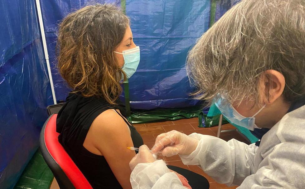 Coronavirus, in val di Cornia i casi aumentano, le prime dosi meno. Lo zoccolo duro restano i trentenni 