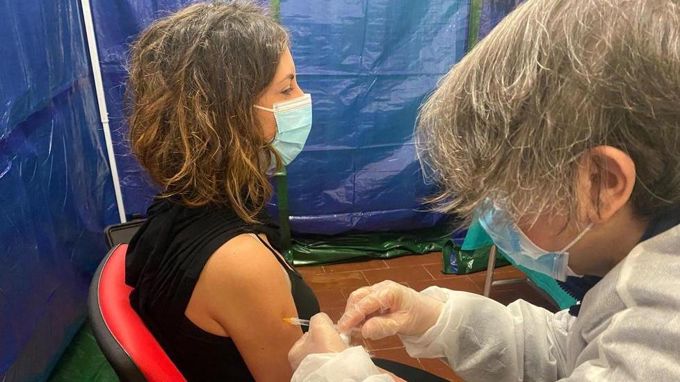 Coronavirus, in val di Cornia i casi aumentano, le prime dosi meno. Lo zoccolo duro restano i trentenni