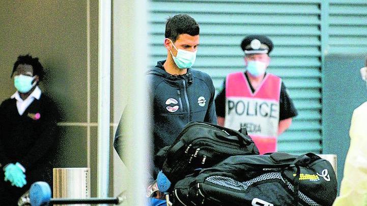 «Djokovic respinto, non giocherà gli Open». Ma il tennista fa ricorso, lunedì l'udienza