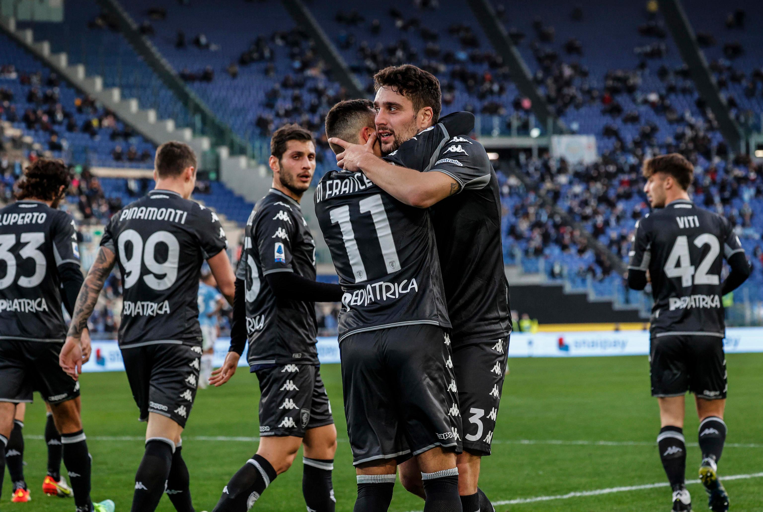 Marchizza abbraccia Di Francesco dopo il provvisorio 3-2