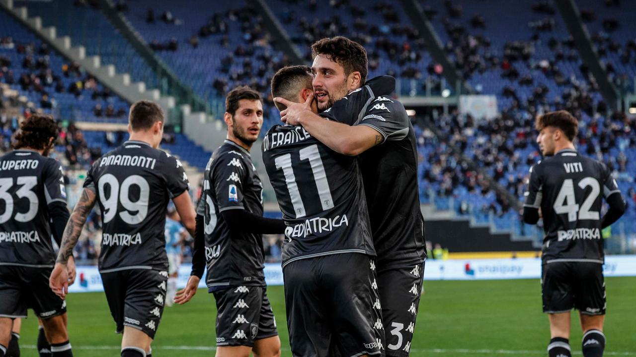 Marchizza abbraccia Di Francesco dopo il provvisorio 3-2