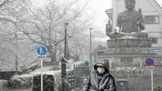 Maltempo: Tokyo, prima nevicata di stagione, oltre 50 feriti