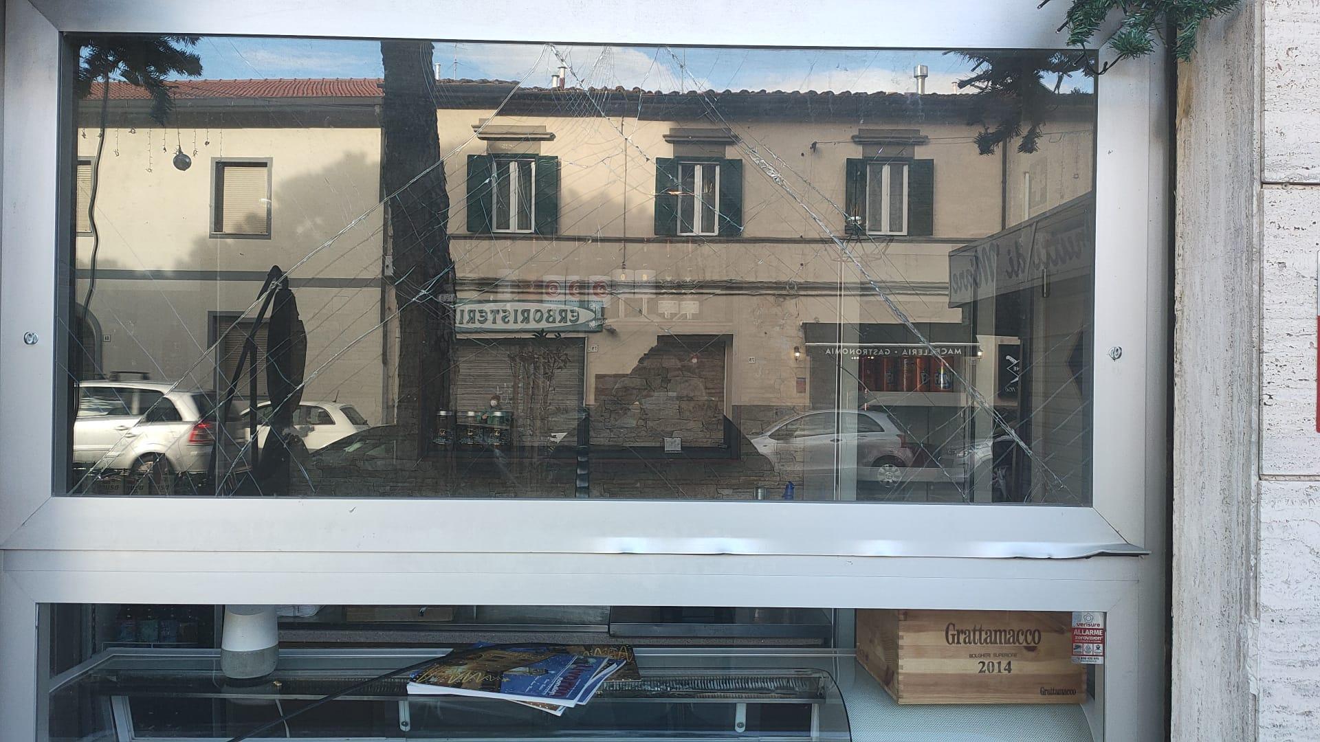 La vetrata spaccata in via di Salviano