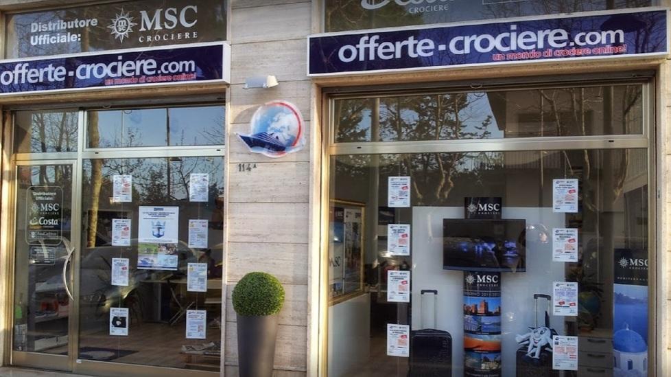 Il negozio “Offerte-crociere.com” dell’imprenditore Vincenzo Estremo in viale Marconi, a Cecina