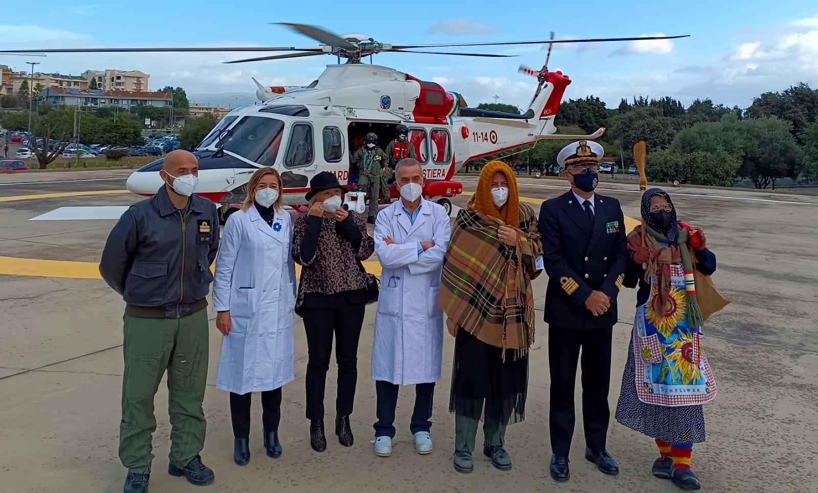 La Befana arriva in elicottero a portare le calze ai bimbi ricoverati al Brotzu 