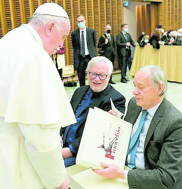 A papa Francesco un raro libro di Pinocchio