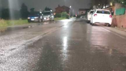 Fogne intasate e via Arno si allaga «I liquami escono anche dalle docce»