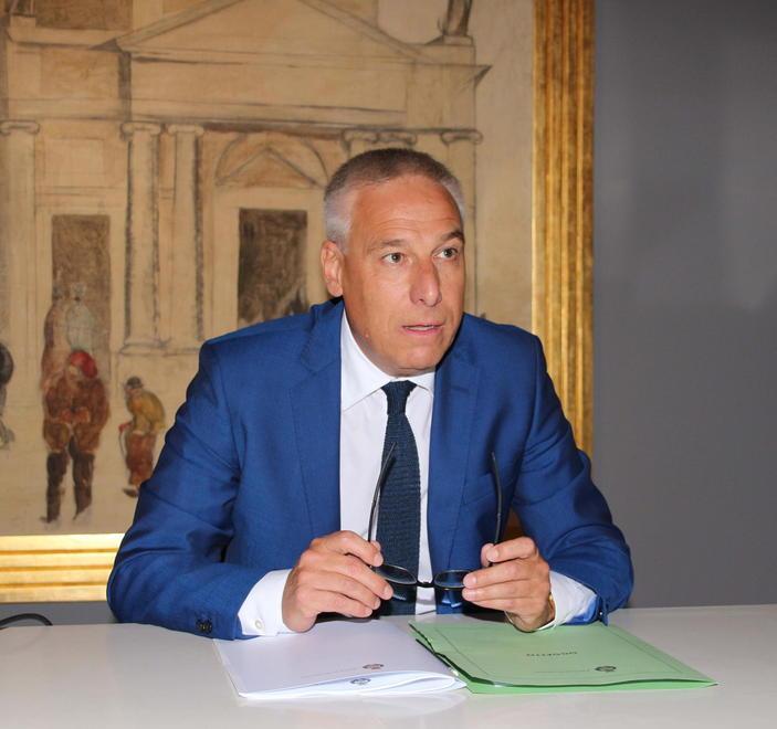 Il sindaco: «Meglio che le scuole non rientrino in presenza»