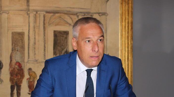 Il sindaco: «Meglio che le scuole non rientrino in presenza»