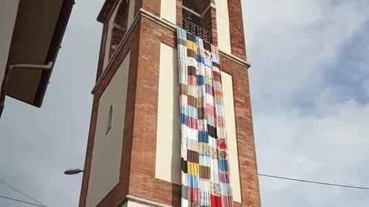 Una calza gigante appesa al campanile