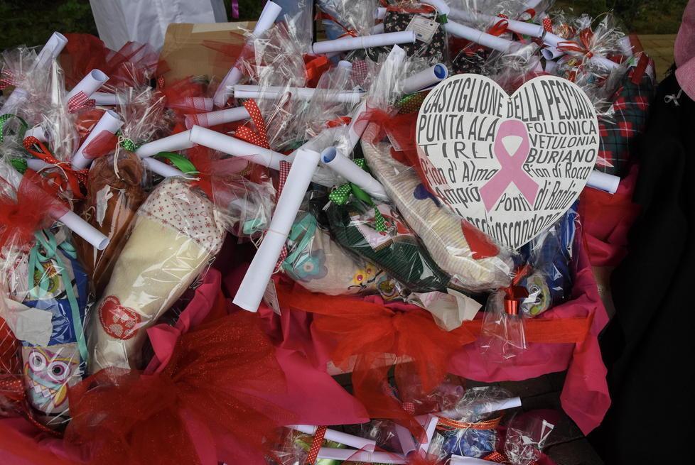 “Insieme in Rosa” dona le calze della Befana ai bimbi della Pediatria