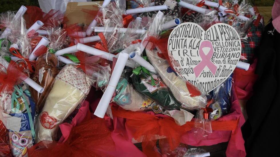 “Insieme in Rosa” dona le calze della Befana ai bimbi della Pediatria