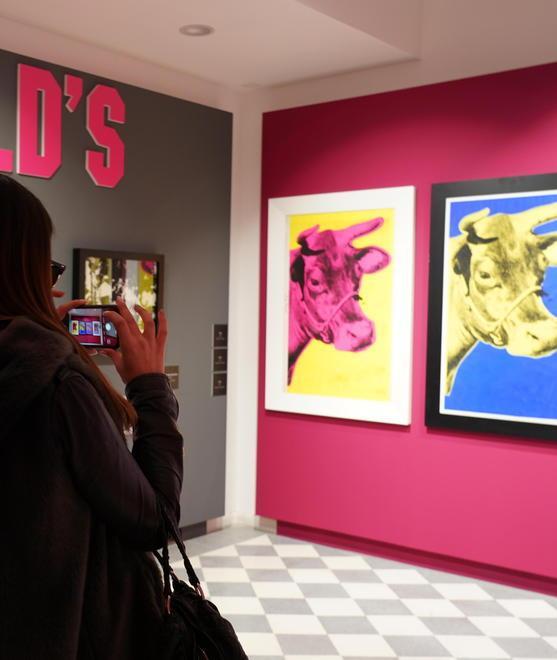Befana in compagnia delle opere di Warhol