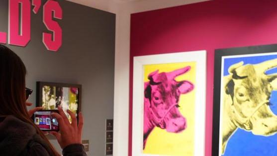 Befana in compagnia delle opere di Warhol