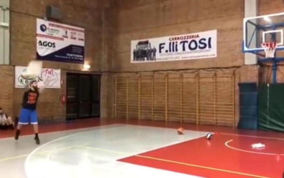 A canestro tira un po’ di tutto e il video diventa “virale”