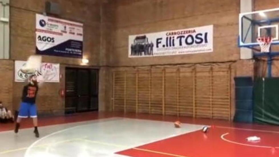 A canestro tira un po’ di tutto e il video diventa “virale”