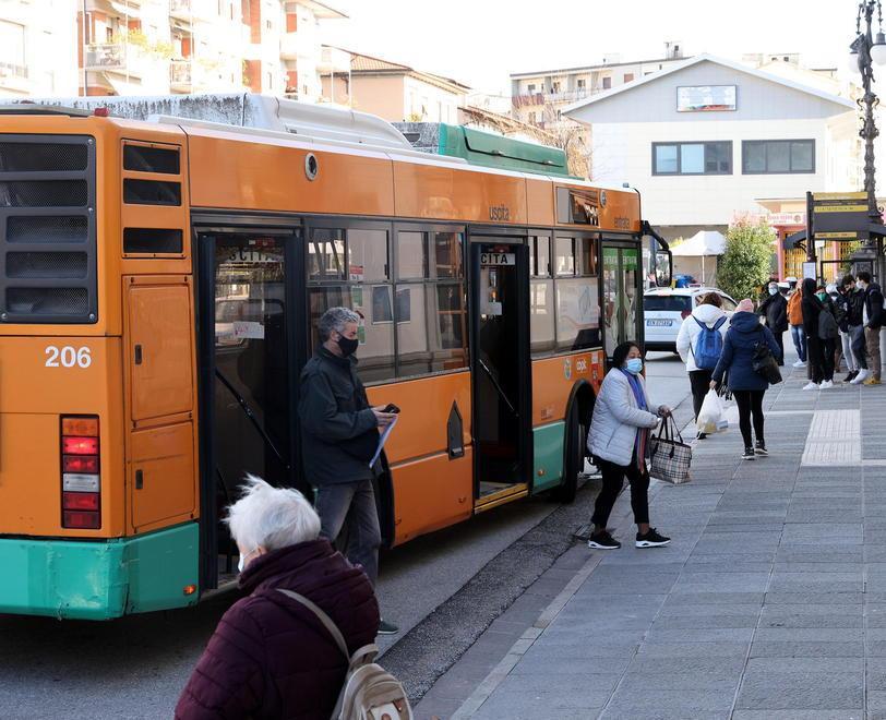 Trasporto pubblico in tilt, assenti 60 autisti Da domani a rischio le corse scolastiche 