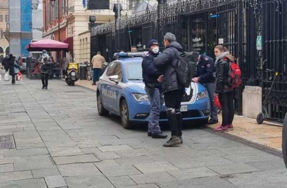 Il no-mask che fa i video allontanato dal mercato