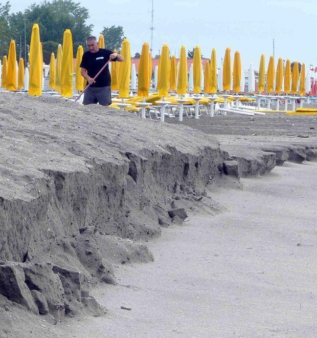 C’è un mare da domare Via a tre mesi di lavoro per rinforzare gli scogli 