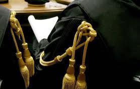 Sassari, avvocata infedele falsifica una sentenza per avere la parcella 