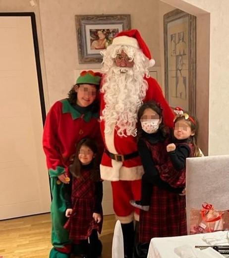 Bambini super tecnologici incantati dalla Befana 