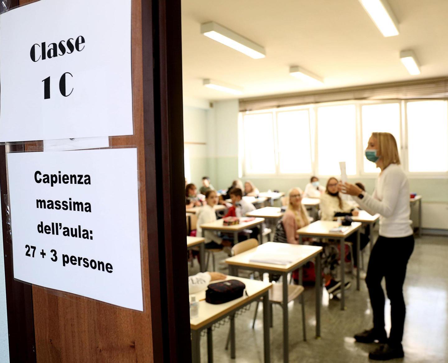Il ritorno sui banchi slitta al 10 Tamponi per tutti gli studenti 
