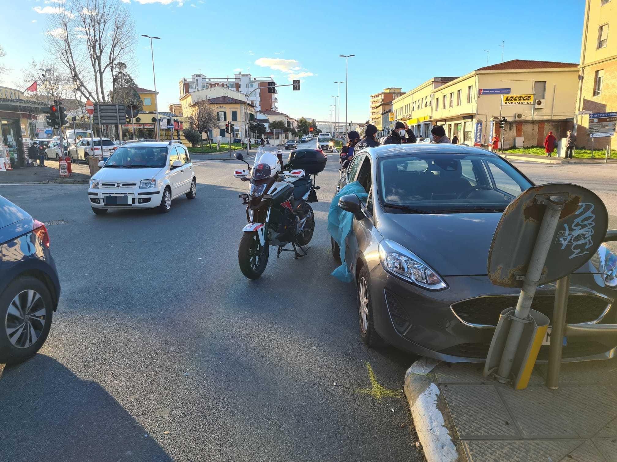 L'auto dopo lo schianto (foto Daniele Stefanini/Silvi)