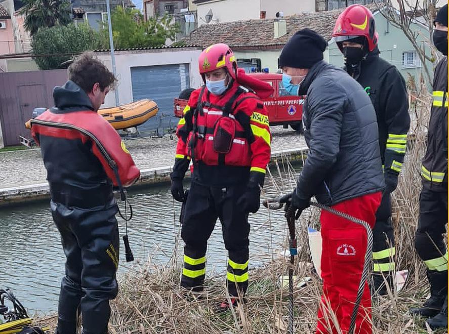 Comacchio, con l’auto nelle acque del canale: salvata da un ragazzo di passaggio 