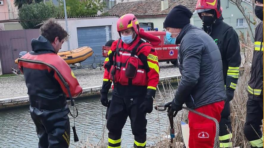 Comacchio, con l’auto nelle acque del canale: salvata da un ragazzo di passaggio