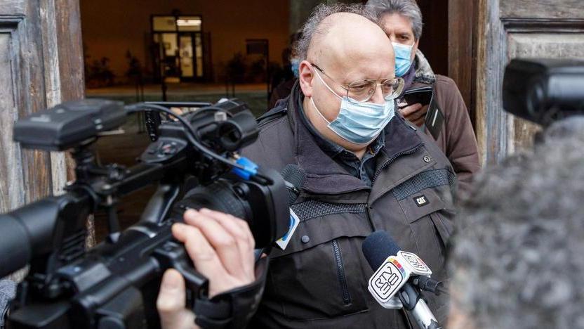 Medico arrestato, caccia ai no-vax col Green pass illegale: ecco i nomi dei primi 18 indagati