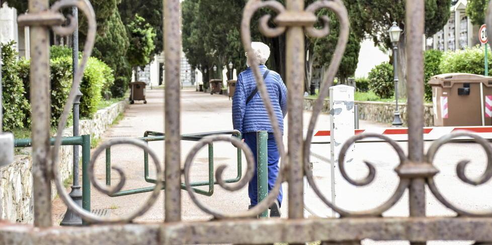 Al di là del cancello il cimitero comunale dei Lupi