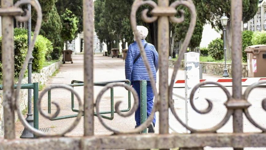 Al di là del cancello il cimitero comunale dei Lupi