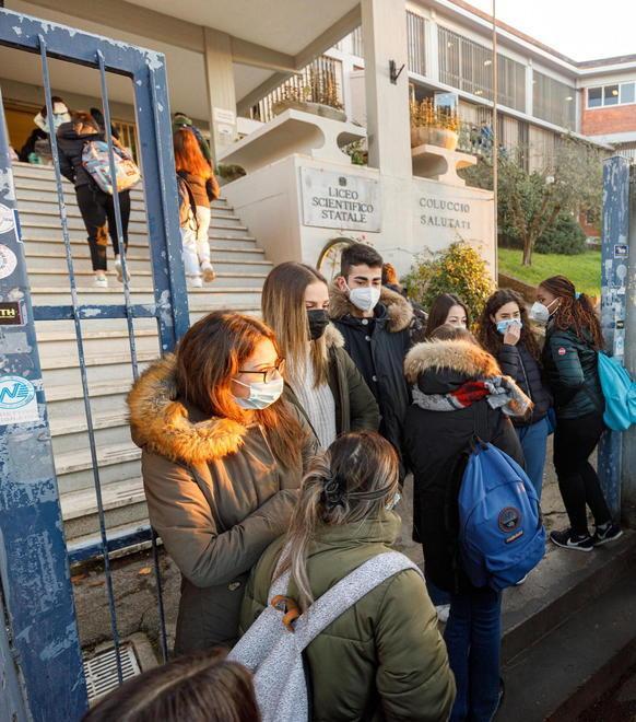 Studenti del liceo Salutati davanti all’ingresso della scuola (FOTO NUCCI)