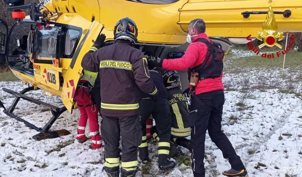Schianto in bob contro una pianta e vola nel canale: ferito un 30enne