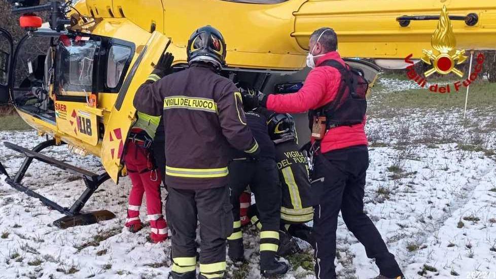 Schianto in bob contro una pianta e vola nel canale: ferito un 30enne