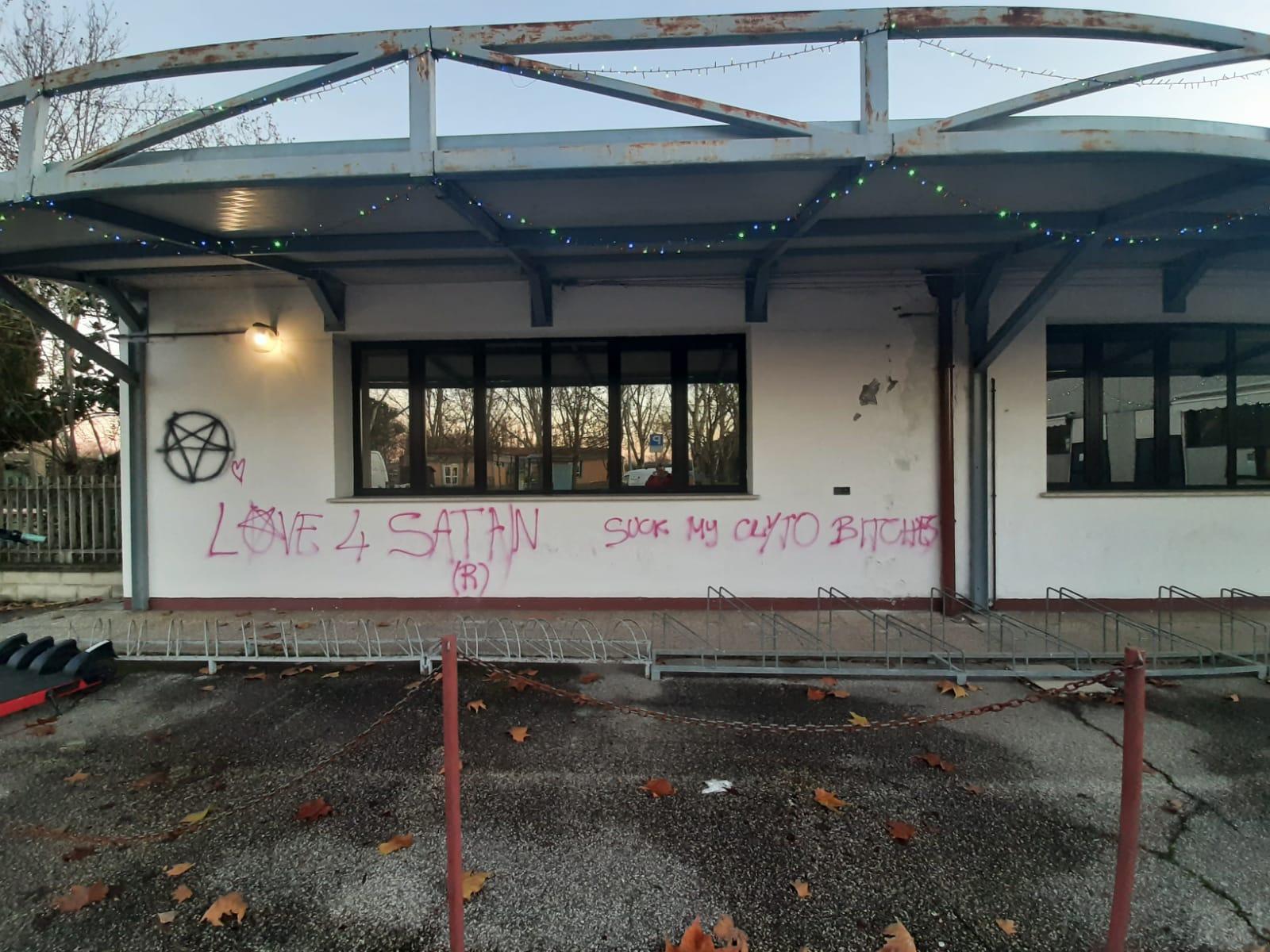 Ferrara, vandali al Rivana Garden: imbrattato il centro sociale