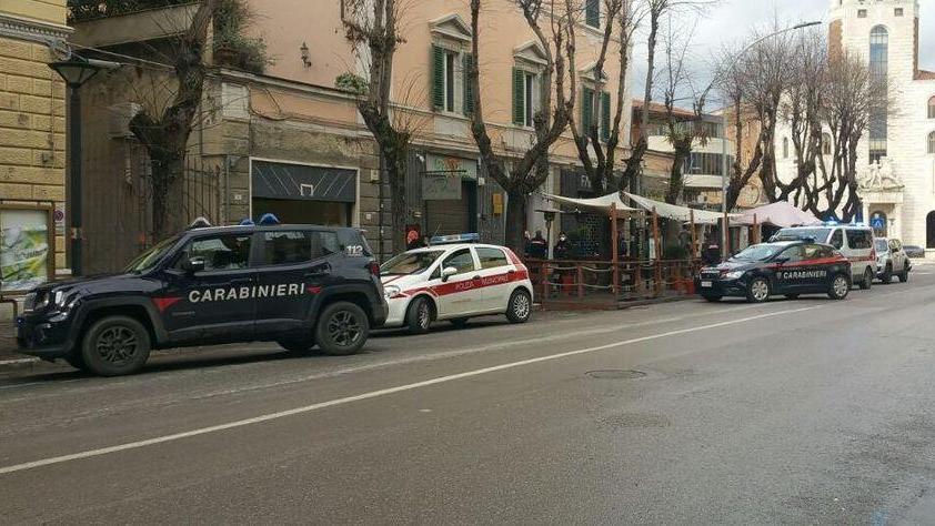 I carabinieri e la polizia municipale in via Fallaci e (SOTTO NELLA FOTO DELL’AGENZIA BF)