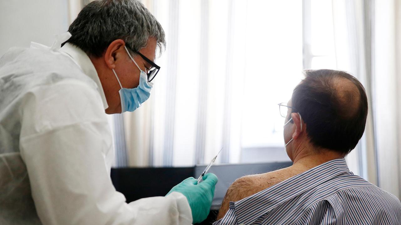 Un medico di famiglia somministra un vaccino (foto di archivio)