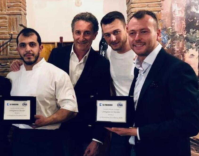 Antonio Campanale (primo a sinistra) con il cugino (primo a destra) mostra la targa del Tirreno